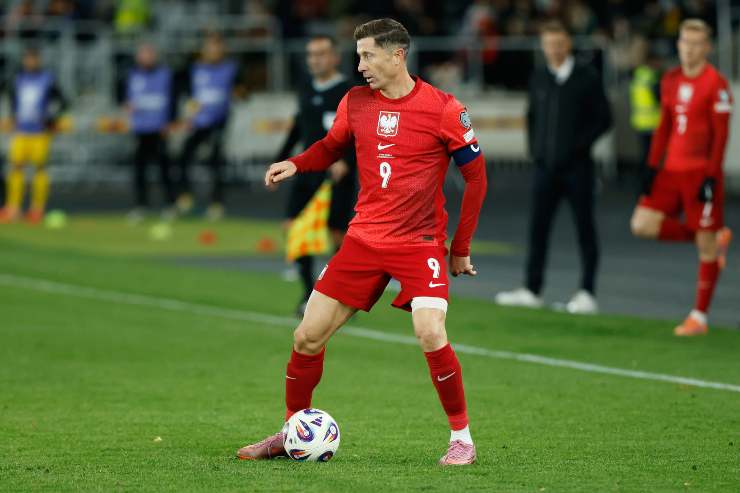 Lewandowski conduce in avanti il pallone