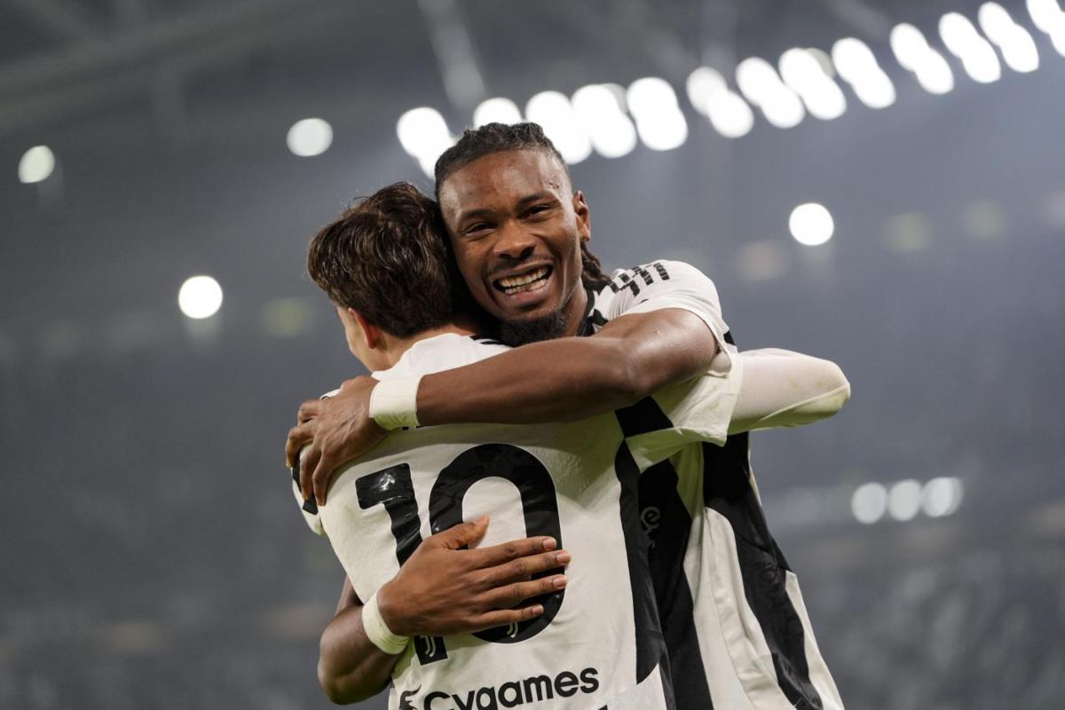 Yildiz e Thuram della Juventus si abbracciano