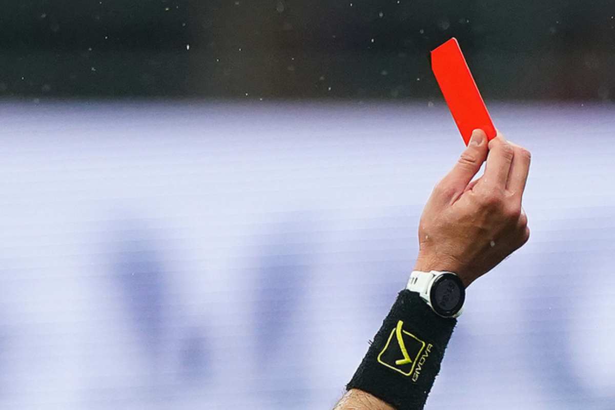 Arbitro estrae il cartellino rosso
