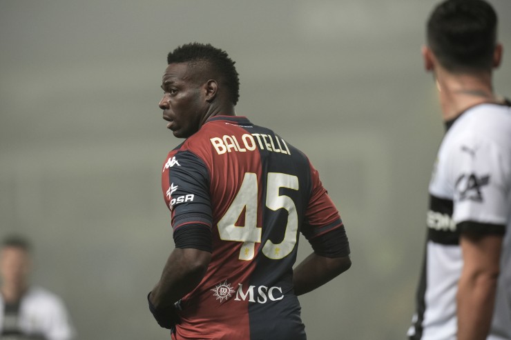 Balotelli in azione col Genoa