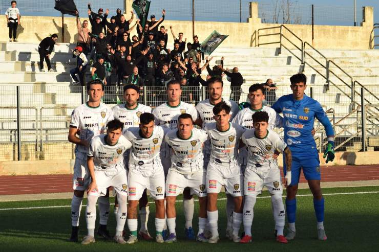 Bitonto in posa prima del match col Canosa