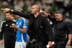 Bonucci dà indicazioni ai giocatori durante Italia-Israele