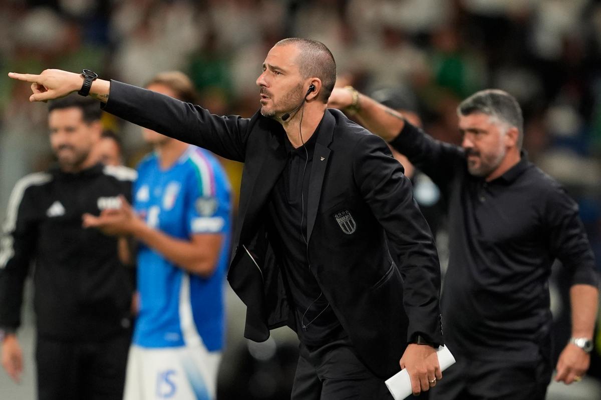 Bonucci dà indicazioni ai giocatori durante Italia-Israele