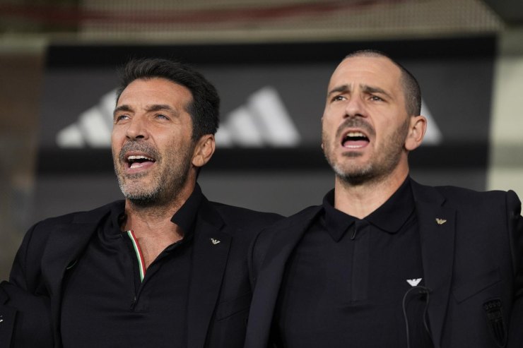 Bonucci canta l'inno dell'Italia insieme a Buffon