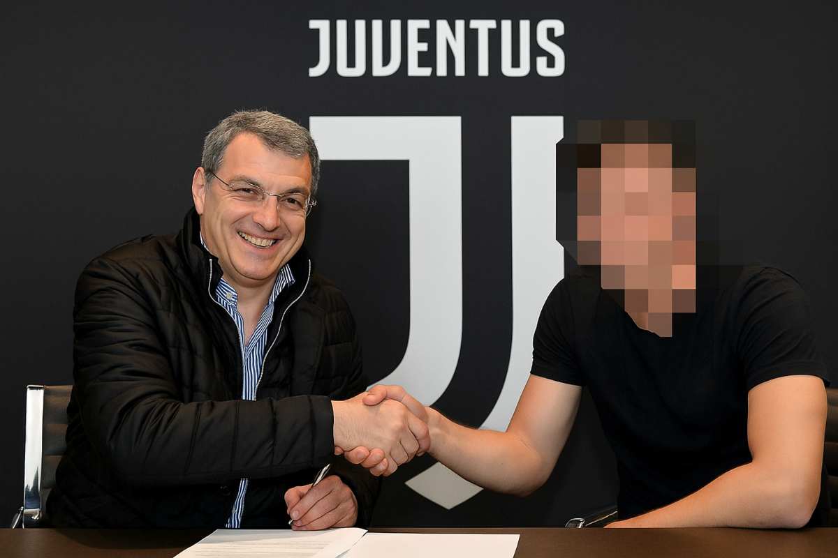 Comolli firma con un giocatore non riconoscibile, foto creata con ChatGPT