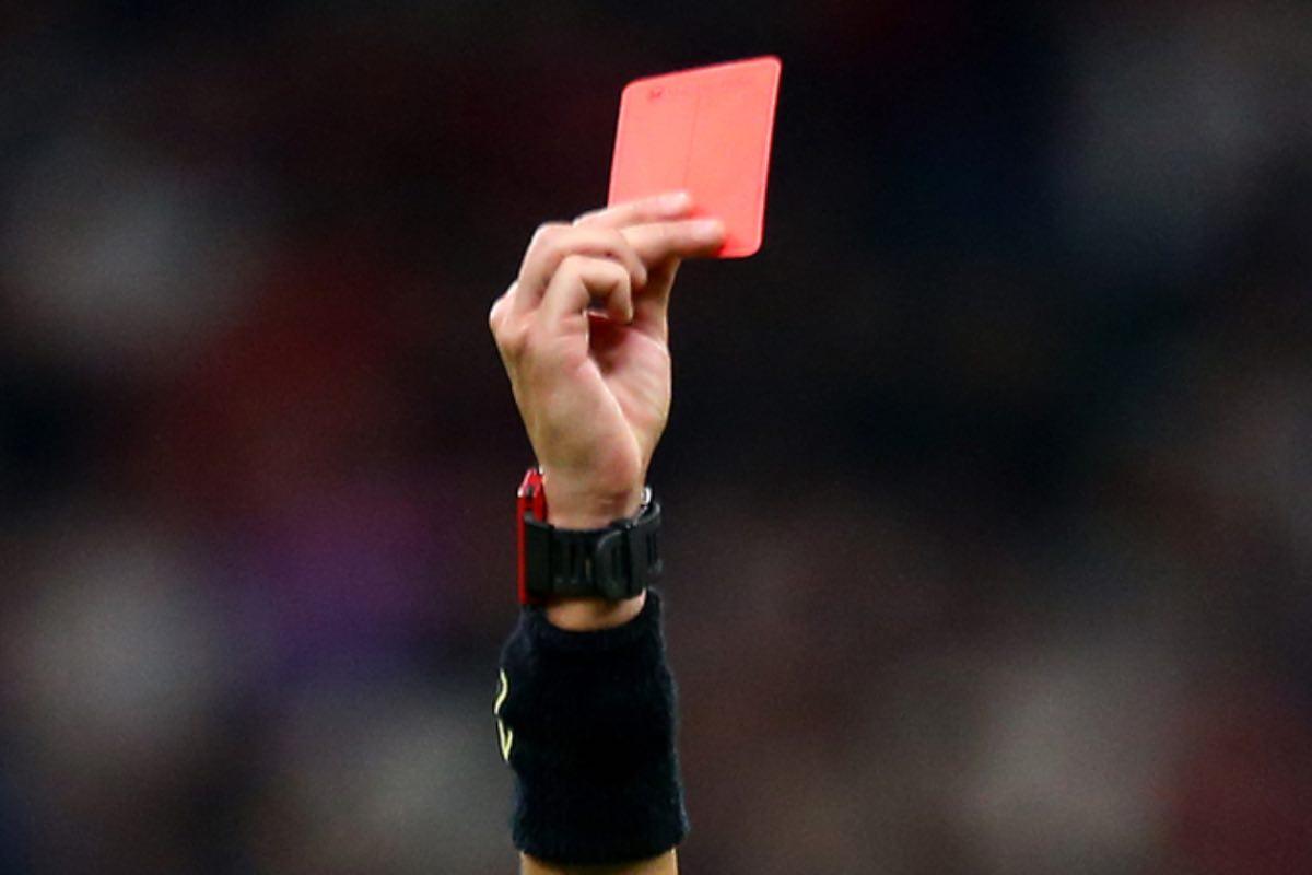 Arbitro estrae il cartellino rosso