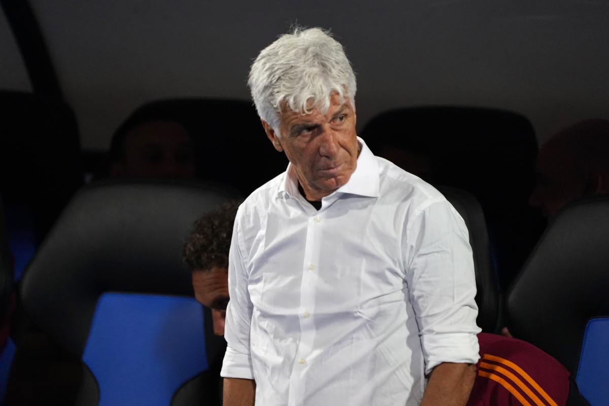 Gasperini osserva la sua squadra dalla panchina