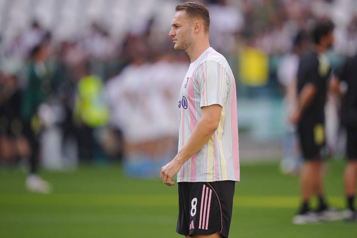 Koopmeiners si riscalda prima di una partita della Juve