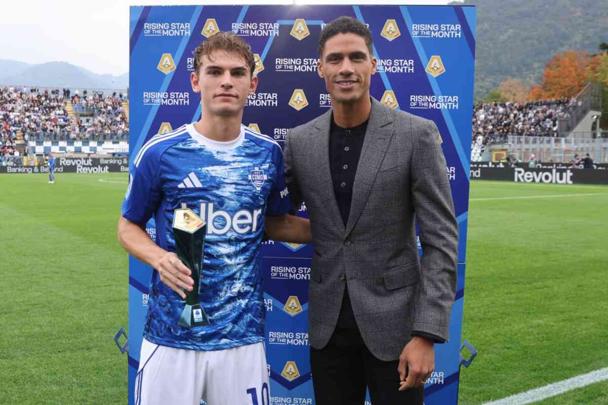 Nico Paz col premio di Player of the Month