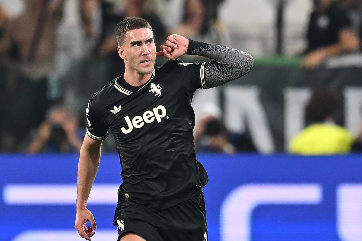 Dusan Vlahovic esulta dopo un gol con la Juve